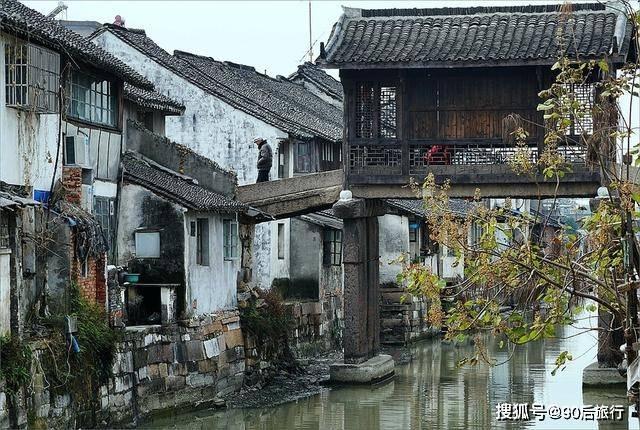 先追尾又撞人再撞桥墩 司机涉嫌醉驾及逃逸